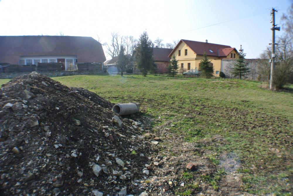 Stavební pozemek Hrušová 913m2 - domyhrusova.cz